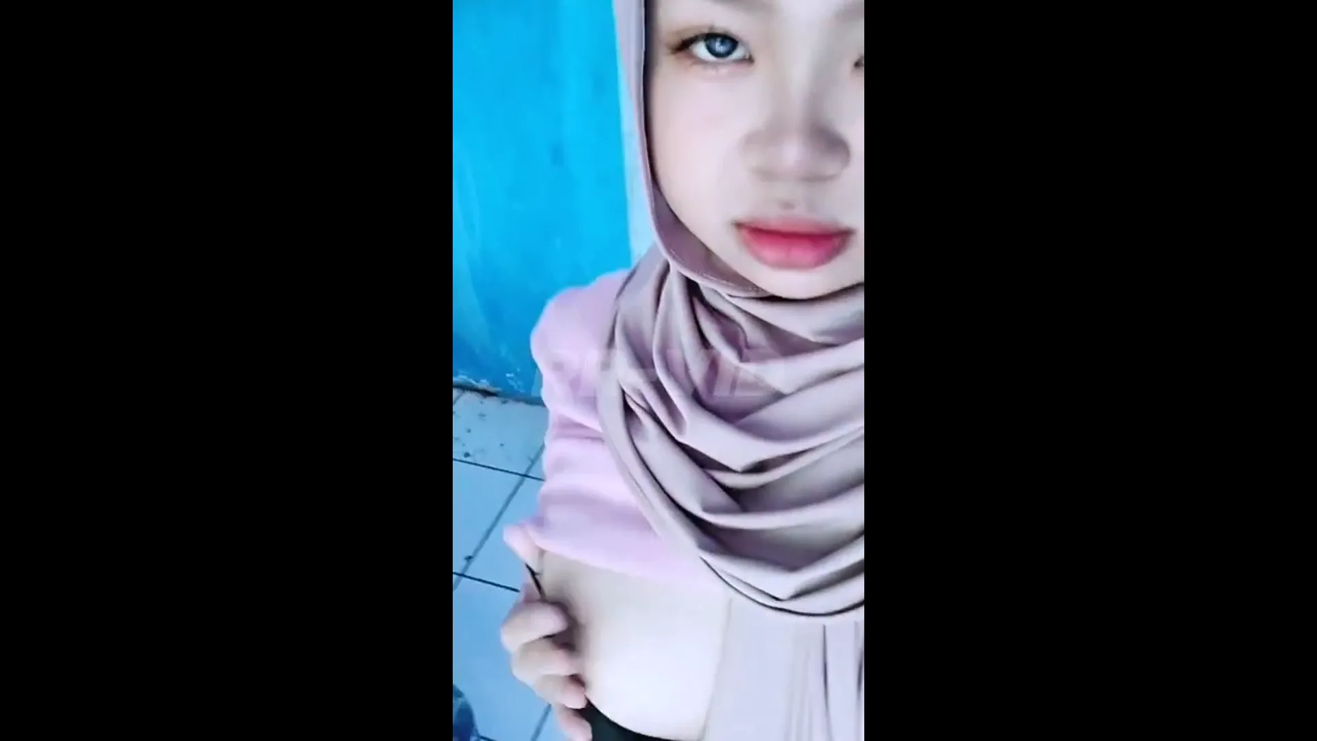 adek chindo jilbab lagi pamer toket gede nya