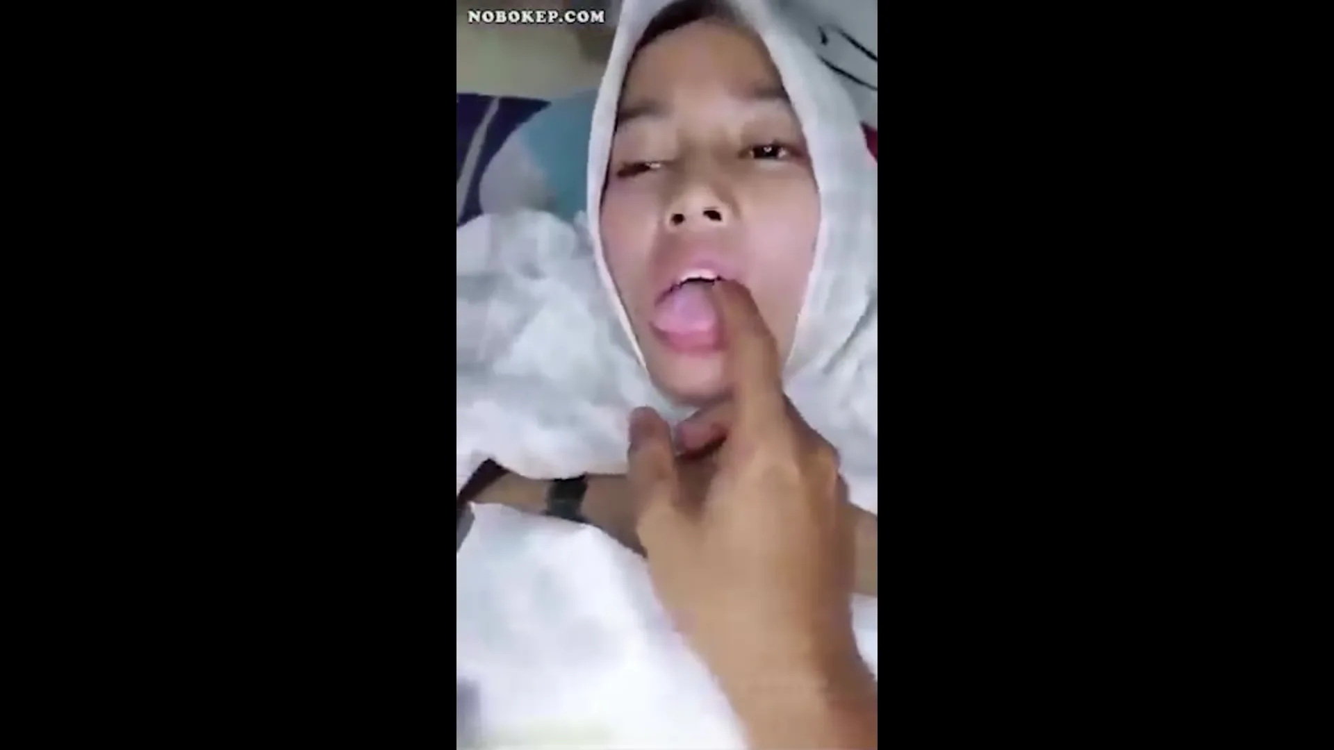 Bokep Indo Ngentot Hijab Sangean Crot di Mulut.mp4