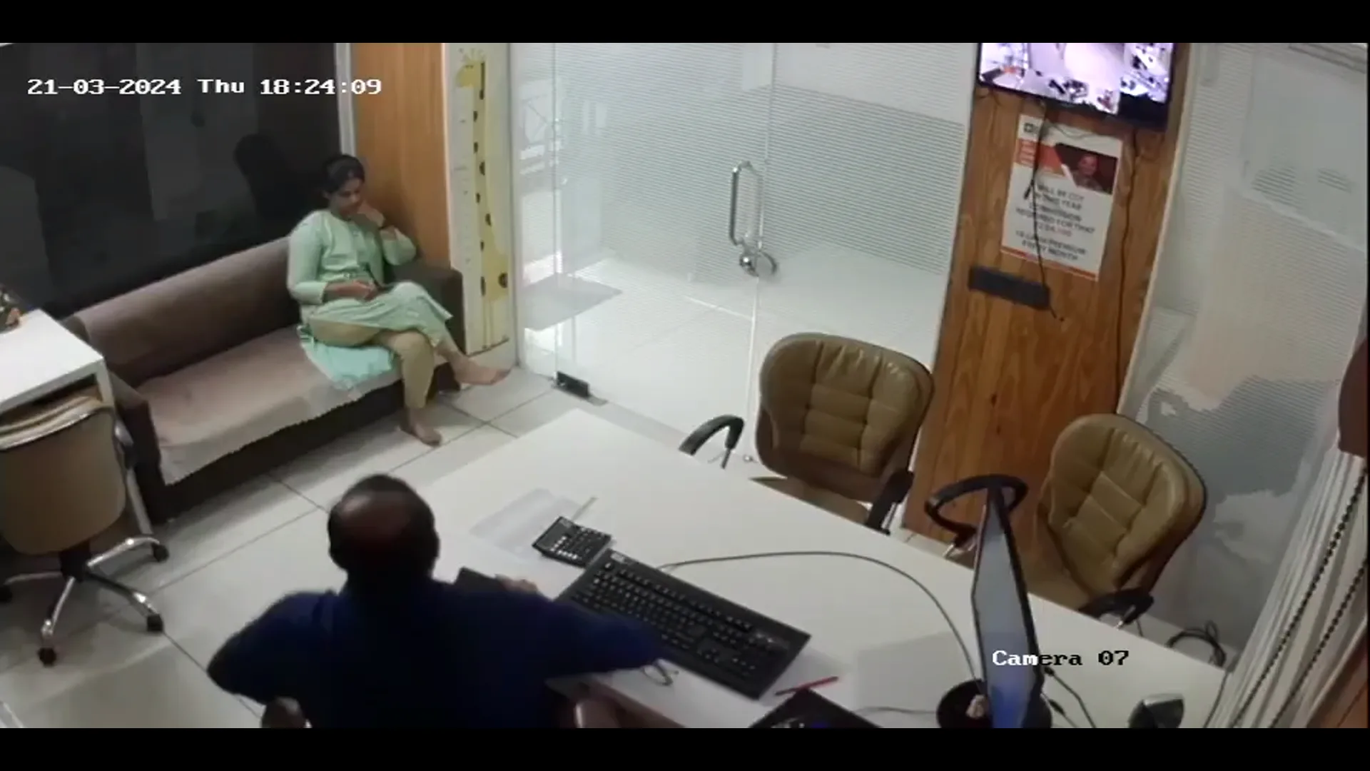 rela di entot demi dapet pekerjaan