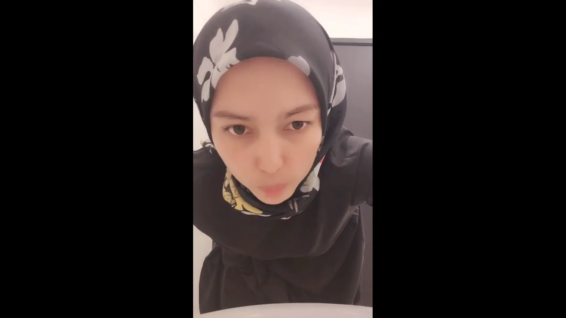 ukhty jilbab hitam pamer memek di kamar mandi yang lagi viral
