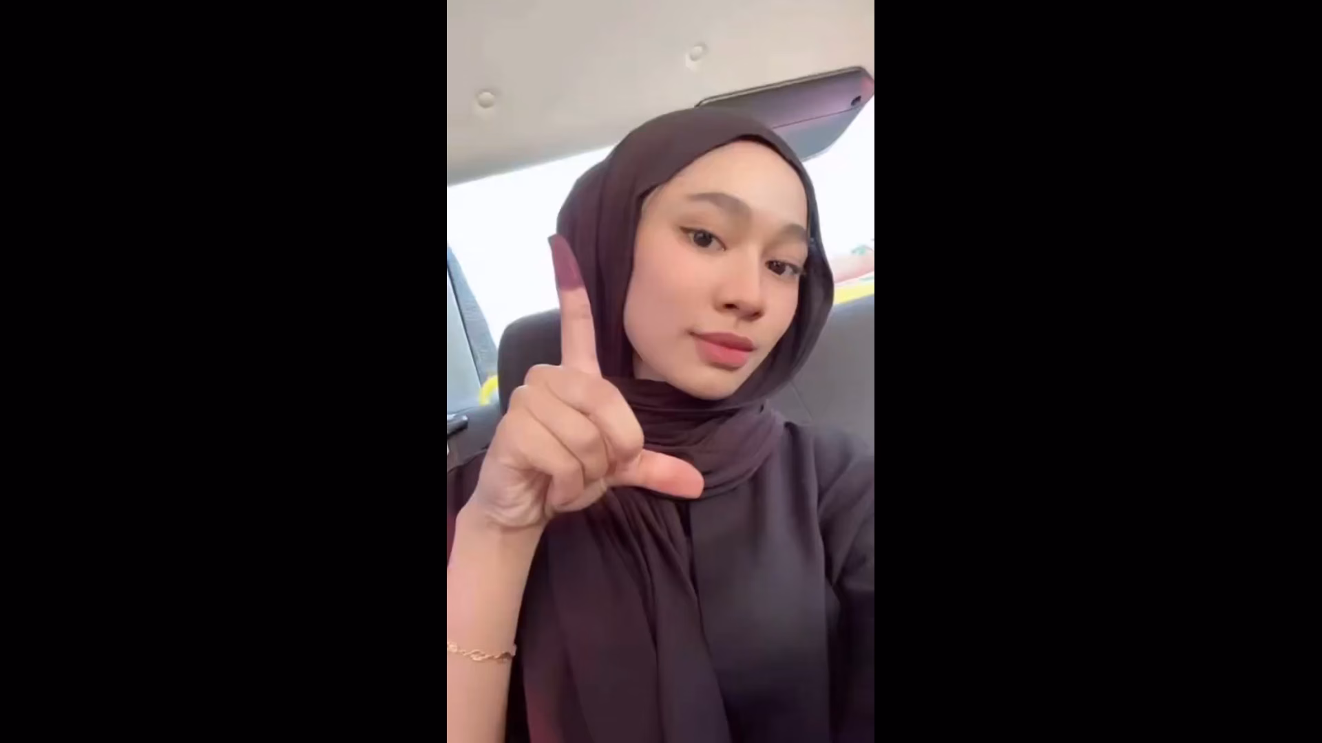 malay jilbab cantik kebelet nyepong kontol
