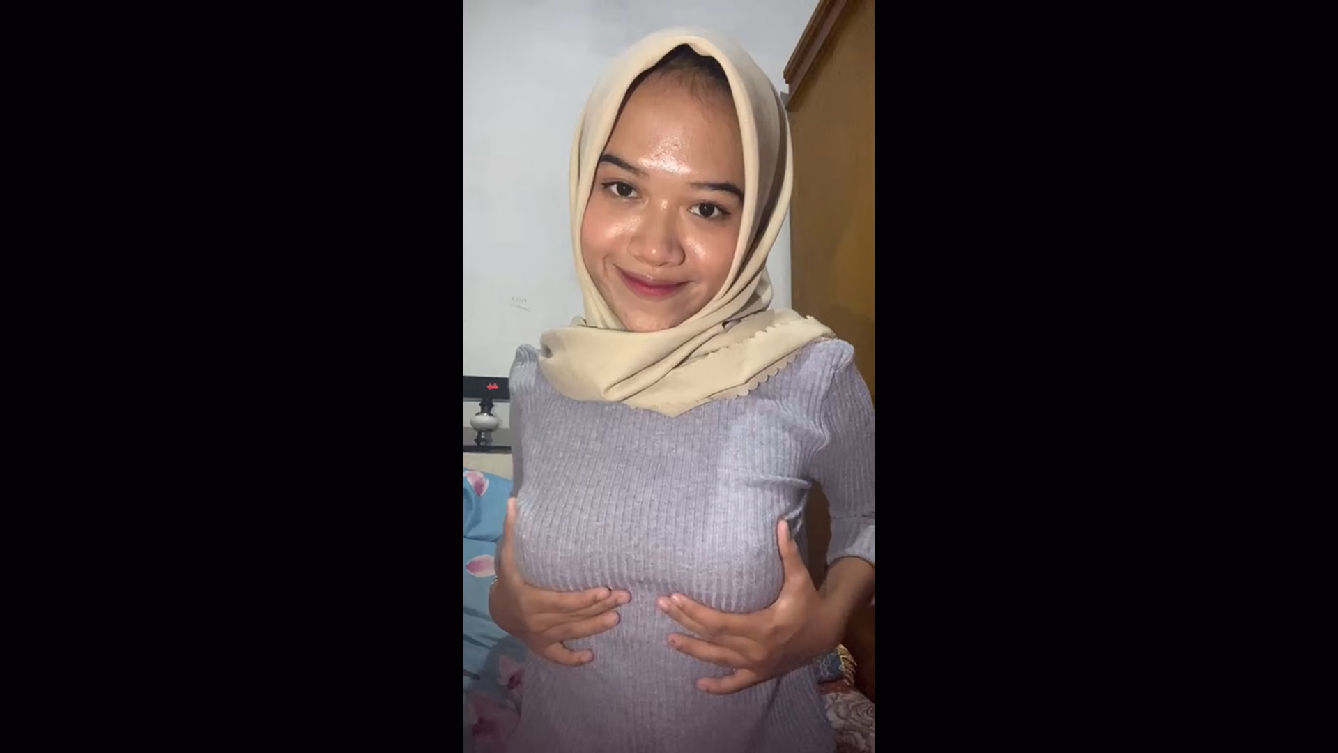 ukhti jilbab pamer toket kecil mungil nya