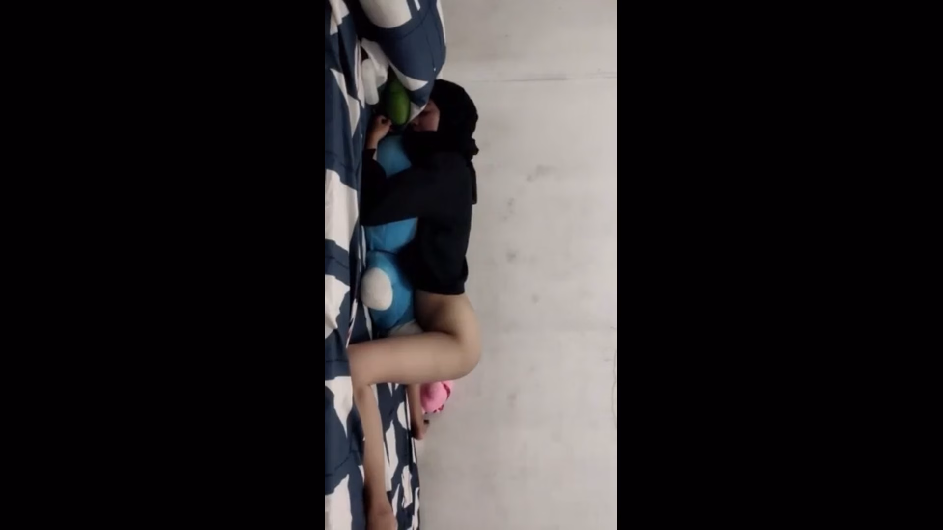 ukhti jilbab hitam lagi mabok di entot teman gaya doggy