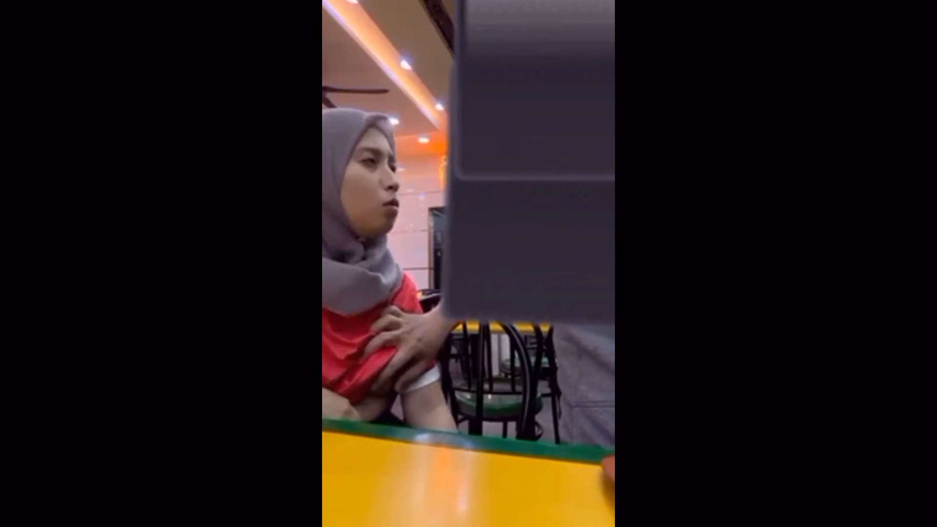 Nekat Grepe Cewek Jilbab Di Cafe