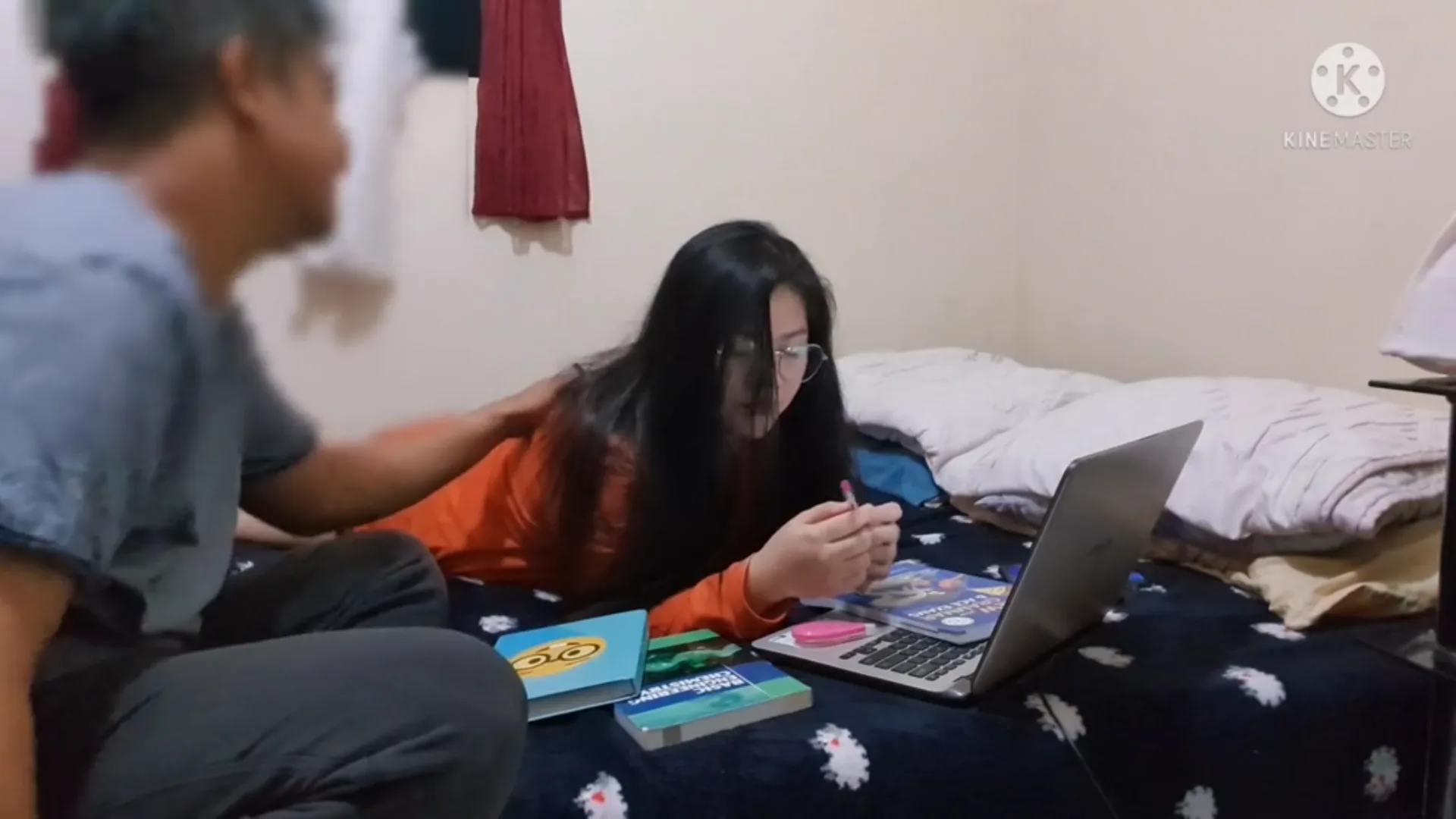 Bapak Tiri Gangguin Anaknya Lagi Belajar