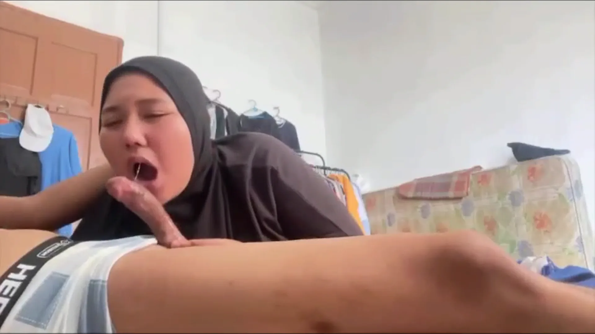 Malay Tudung Hitam Chubby Nyepong Pacar Crot Di Mulut